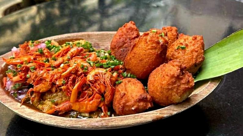 Porção de seis acarajés, com vatapá, caruru, salada e camarão seco do Yayá Comidaria Pop Brasileira