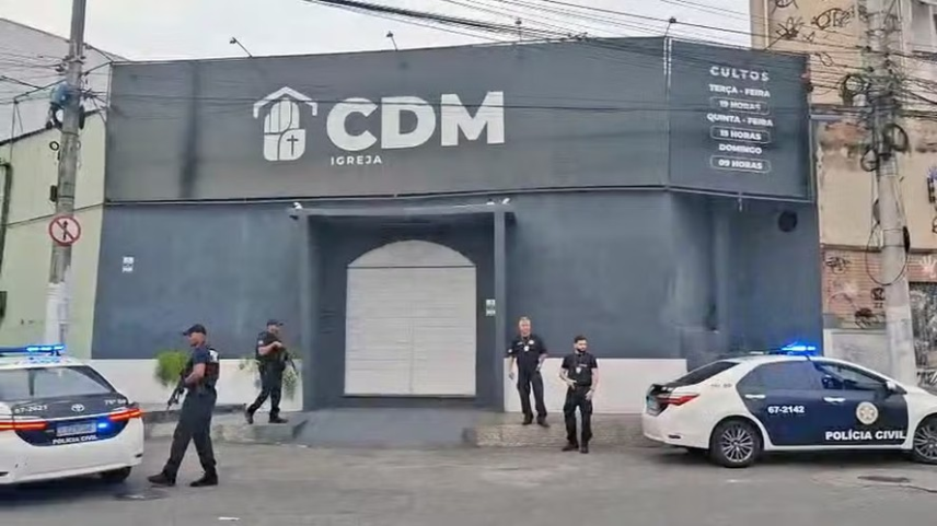 Agentes na Casa dos Milagres, em Niterói, durante cumprimento de mandados de busca e apreensão (Foto: Reprodução)