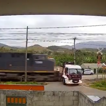 Caminhão é arrastado por trem ao tentar cruzar linha férrea em Vassouras, no Rio de Janeiro