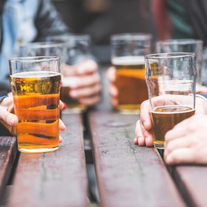 Consumo de álcool, em qualquer quantidade aumenta risco de demência, diz estudo
