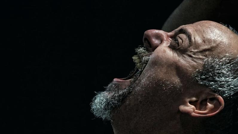 Gustavo Damasceno protagoniza monólogo 'Outra Revolução dos Bichos'