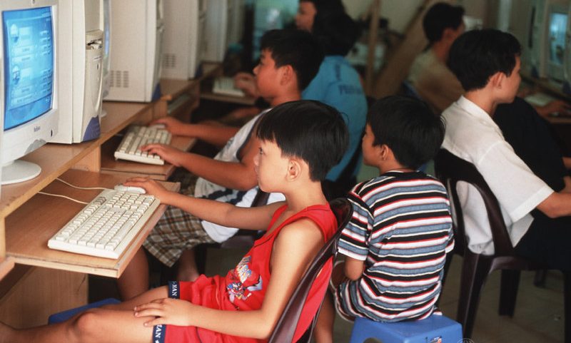 Crianças aprendendo informática em um centro de reforço escolar particular, Saigon. (Fonte: Tran Thi Hoa / Banco Mundial / Creative Commons)