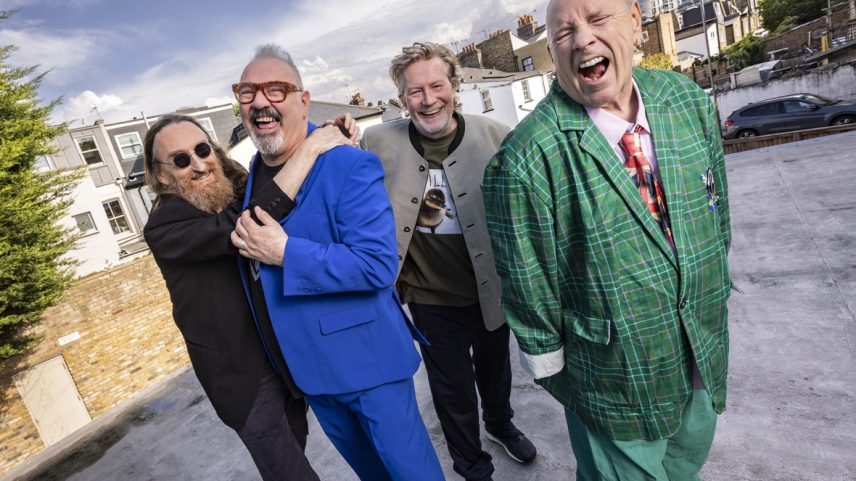 Grupo é liderado pelo ex-Sex Pistols John Lydon (de verde)