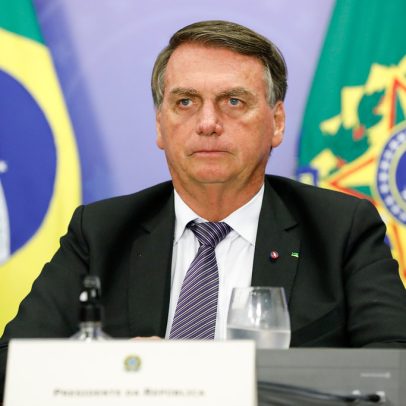 Médico de Bolsonaro é chamado após crise de soluços e vômitos