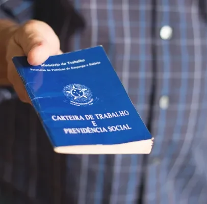 Taxa de desemprego recua para 5,6% em agosto, repetindo a mínima histórica
