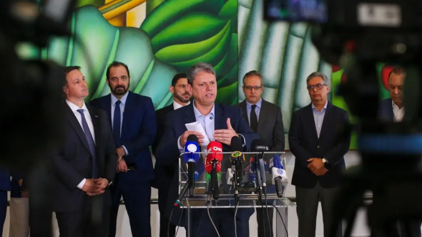 Junto de secretários estaduais, foco da coletiva estava voltado a casos de intoxicação com metanol em bebidas - Divulgação - Governo de São Paulo