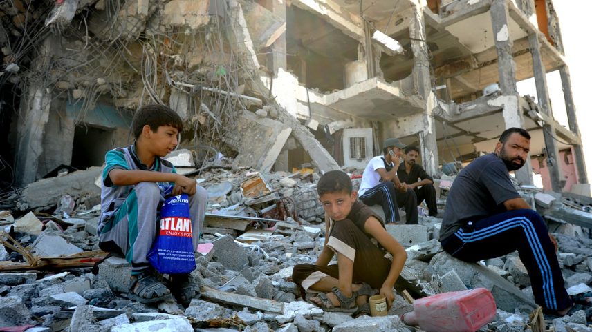 Crianças na frente de um prédio em ruínas, Faixa de Gaza. (Fonte: Creative Commons)