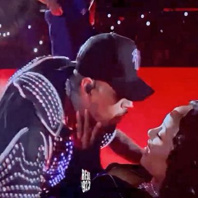 Kayla Nicole recebe dança sensual de Chris Brown em show em Los Angeles