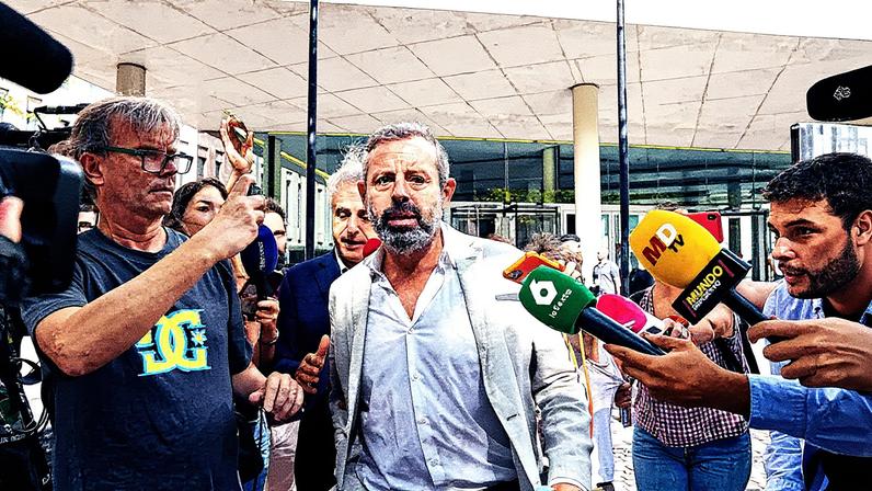 Ex-presidente do FC Barcelona, Sandro Rosell, deixa a delegacia após prestar depoimento como investigado no 'caso Negreira' (Foto: Reprodução)