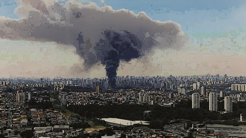 Coluna de fumaça gerada por incêndio em galpão na Lapa, zona oeste de São Paulo (Foto: Reprodução)