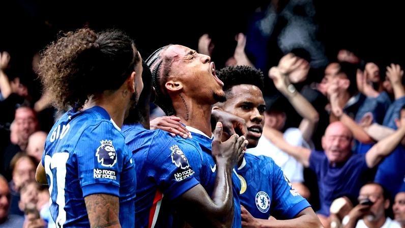 João Pedro e Enzo Fernández comemoram após marcar na vitória do Chelsea sobre o Fulham na Premier League (Foto: Reprodução)