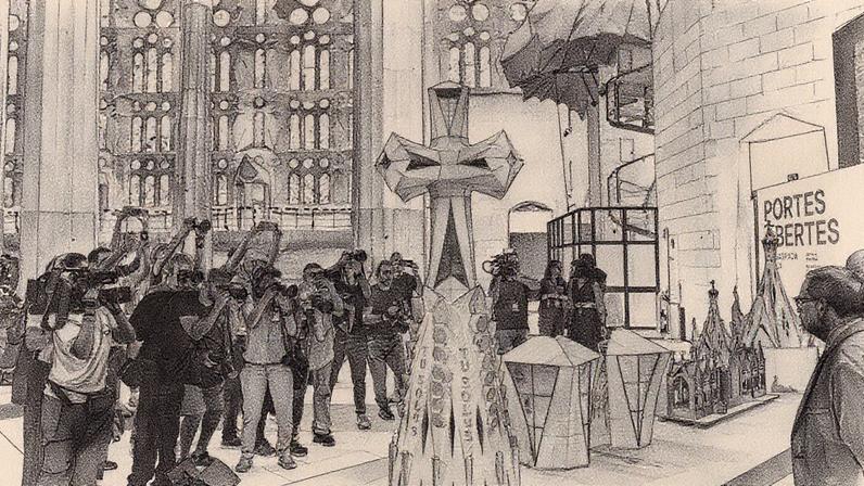 Réplicas em miniatura da nova torre central que irá coroar a Basílica da Sagrada Família são exibidas durante uma coletiva de imprensa em Barcelona, Espanha (Foto: Reprodução)