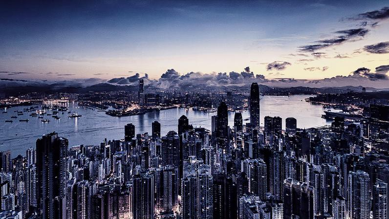 Índice Hang Seng avança 1,16% impulsionado por alta de ações da Alibaba e Baidu após testes de chips de IA (Foto: Reprodução)