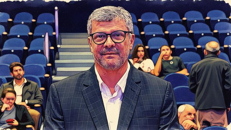 Homem discute a qualificação do gestor público e a documentação de experiências locais em um evento (Foto: Reprodução)