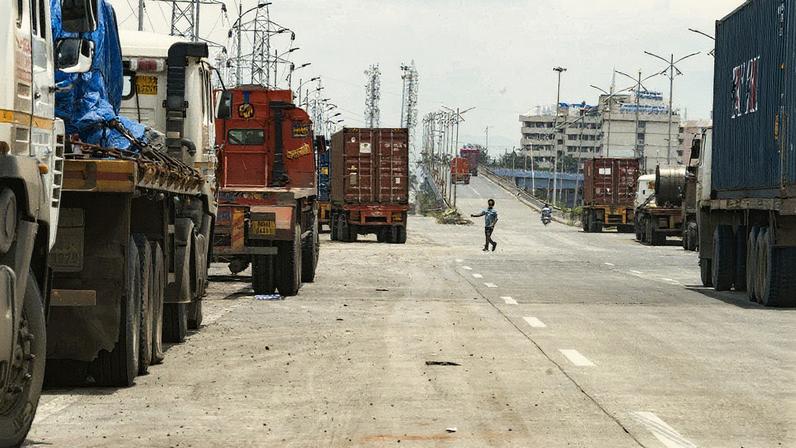 Porto na Índia com embarcações ancoradas (Foto: Reprodução)