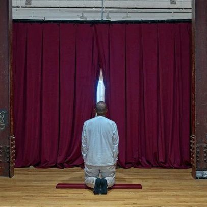 EJ Hill apresenta performance marcante em Nova York que celebra a resistência artística