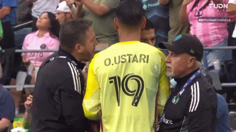 Suárez cospe no rosto de um auxiliar do Seattle Sounders (Foto: Reprodução)