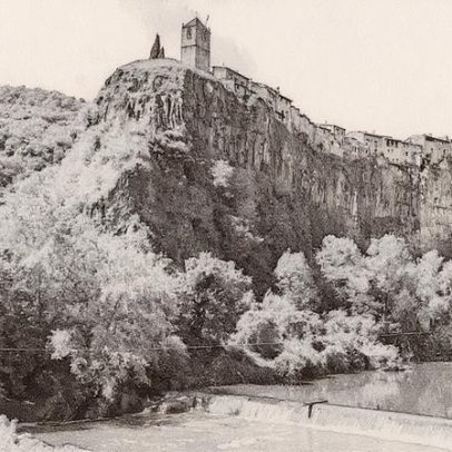 Castellfollit de la Roca encanta com sua vila de 1km² sobre penhasco de 50m