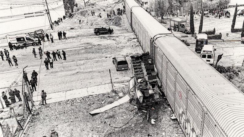 Acidente entre trem de carga e ônibus de passageiros em Atlacomulco, no México (Foto: Reprodução)
