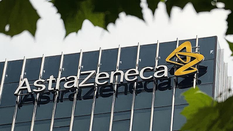 Vista externa de um escritório da empresa biofarmacêutica Astrazeneca (Foto: Reprodução)