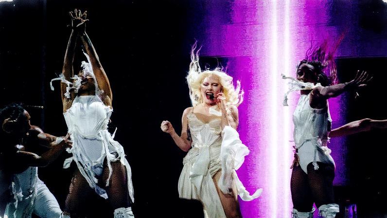 Lady Gaga se apresenta durante o show da turnê 'Mayhem Ball' em Nova York (Foto: Reprodução)