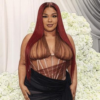 Lizzo exibe perda de peso impressionante em corset transparente na NYFW