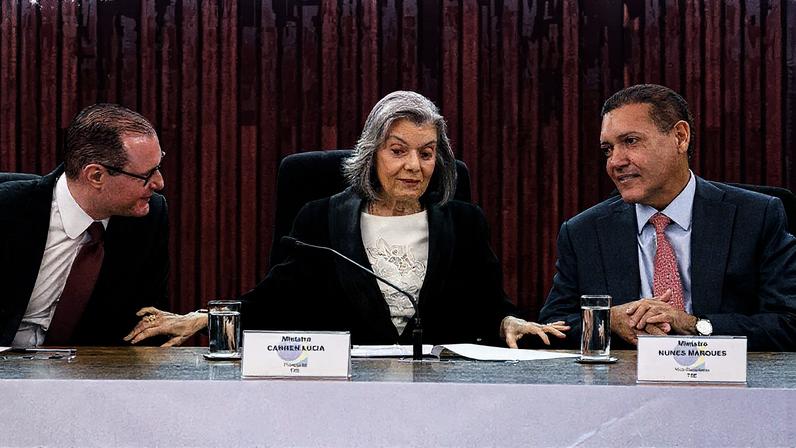 Ministra Cármen Lúcia, Nunes Marques e Cristiano Zanin em evento (Foto: Reprodução)