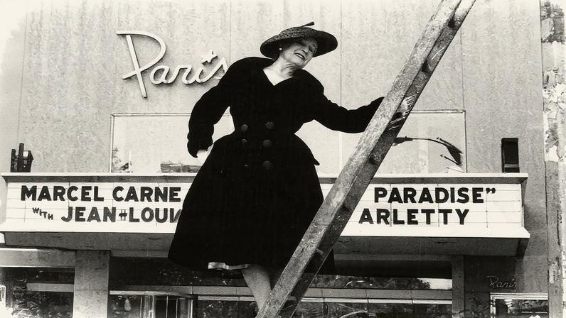 Foto de fachadas com Editta Sherman em frente ao Paris Theater, Nova York (Foto: Reprodução)