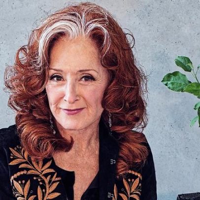 Bonnie Raitt prioriza música e público ao evitar política em seus shows