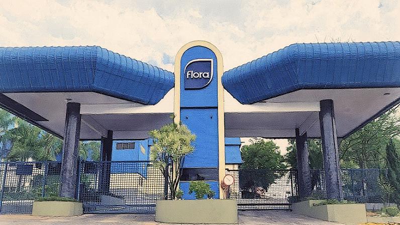 Fábrica de cosméticos Flora com equipamentos e produtos em exibição (Foto: Reprodução)