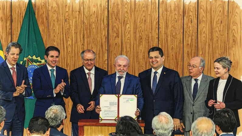 Presidente Luiz Inácio Lula da Silva assina medida provisória que institui ações de socorro a empresas afetadas por tarifas dos EUA (Foto: Reprodução)