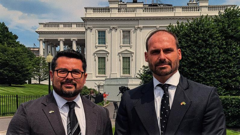 Ex-apresentador da Jovem Pan Paulo Figueiredo e deputado Eduardo Bolsonaro posam juntos em Washington (Foto: Reprodução)