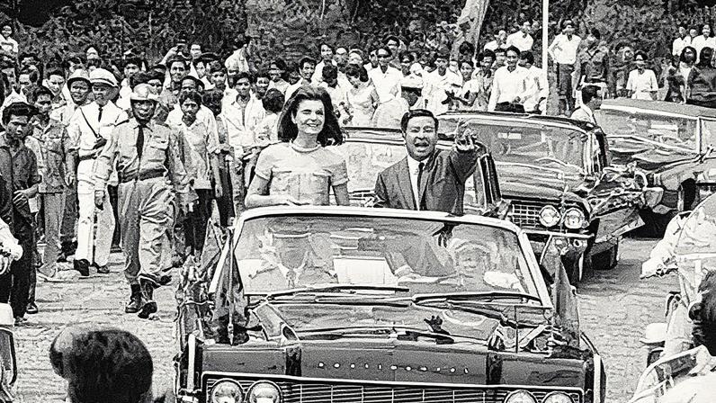 Jacqueline Kennedy e o chefe de Estado Norodom Sihanouk posam juntos no Camboja (Foto: Reprodução)