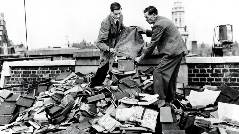 Funcionários de uma livraria em Londres utilizam cópias do 'Mein Kampf' de Hitler como proteção contra possíveis bombardeios, em 1939 (Foto: Reprodução)