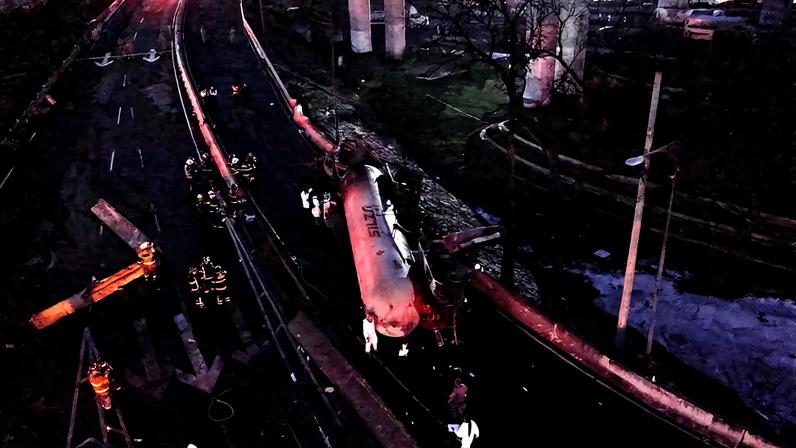 Caminhão-tanque explode e provoca incêndio em vários veículos sob um viaduto na Cidade do México (Foto: Reprodução)