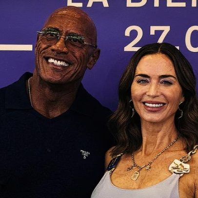 Emily Blunt e The Rock encantam público com simpatia no Festival de Veneza 2025