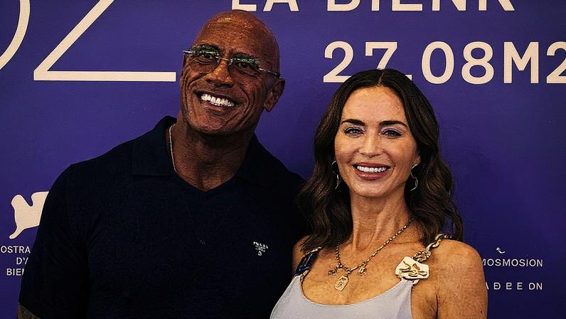 Emily Blunt e The Rock posam juntos durante o Festival de Cinema de Veneza 2025 (Foto: Reprodução)