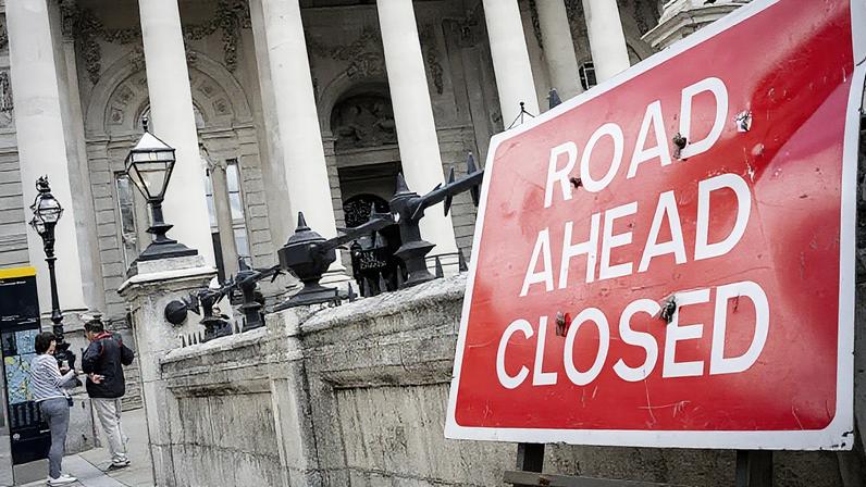 Placa de fechamento de estrada encostada em uma parede do Royal Exchange, no centro da cidade de Londres (Foto: Reprodução)