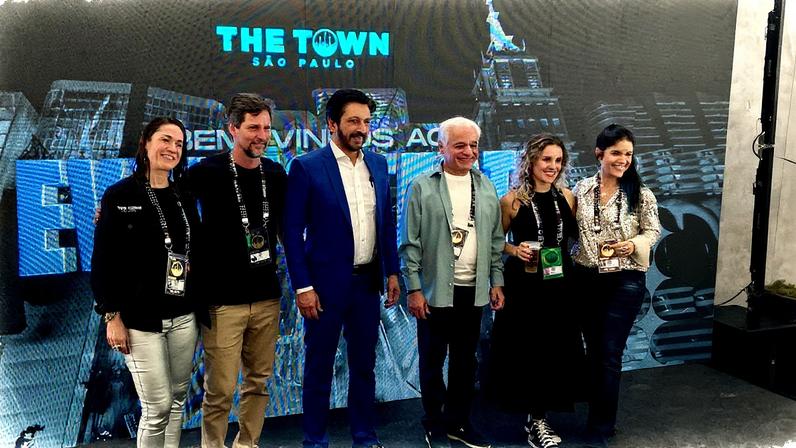 Prefeito de São Paulo, Ricardo Nunes, participa de evento de apresentação do The Town ao lado de Roberto e Roberta Medina, da Rock World (Foto: Reprodução)