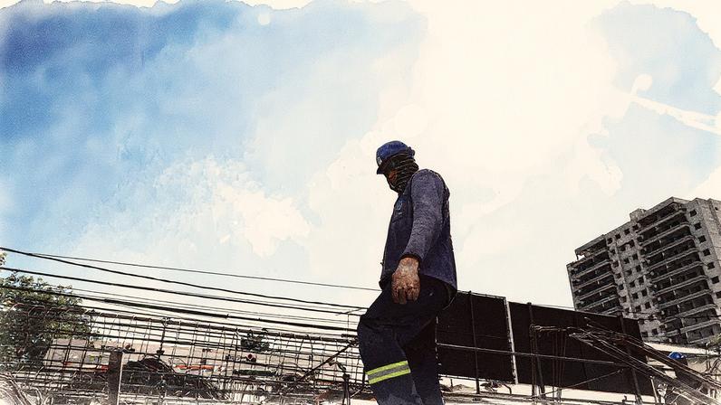 Trabalhador da construção civil realiza atividades em obra sob sol intenso na zona sul de São Paulo, com previsão de calor de 29°C para o dia (Foto: Reprodução)