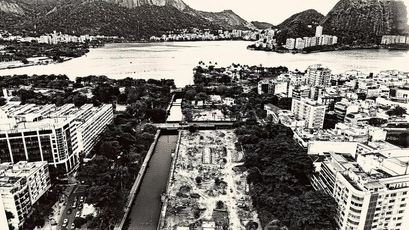 Vista aérea do Jardim de Alah em obras, com a Lagoa Rodrigo de Freitas ao fundo (Foto: Reprodução)