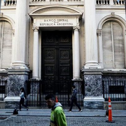 Banco Central argentino vende US$ 379 milhões para controlar alta do dólar