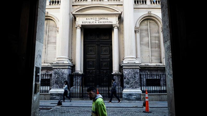 Pedestres passam pela sede do Banco Central da Argentina em Buenos Aires (Foto: Reprodução)