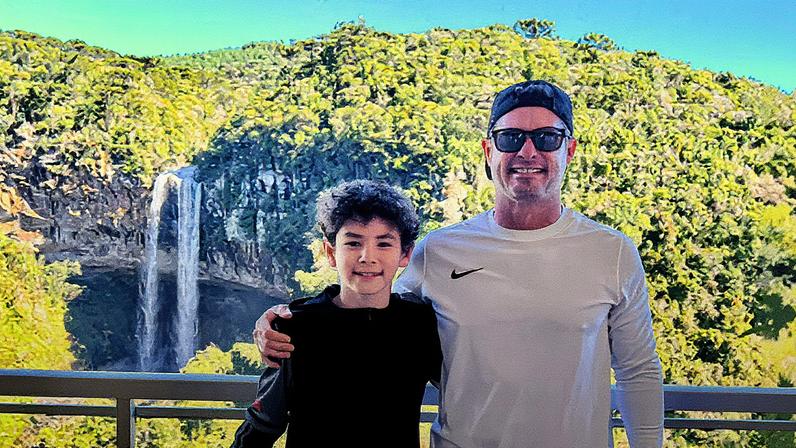 Mark Alexander e seu filho, Duncan Edward, posam juntos para a foto (Foto: Reprodução)