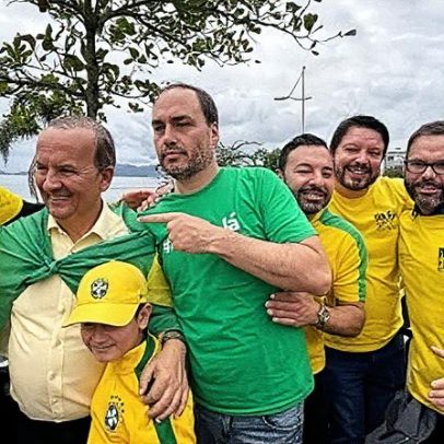 Carlos Bolsonaro se une a governador de SC em ato político visando o Senado