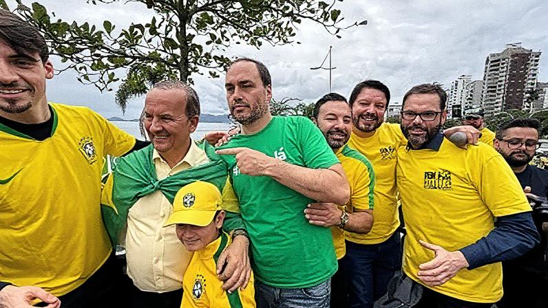 Carlos e Renan Bolsonaro participam de ato de 7 de setembro ao lado do governador de Santa Catarina, Jorginho Mello (Foto: Reprodução)