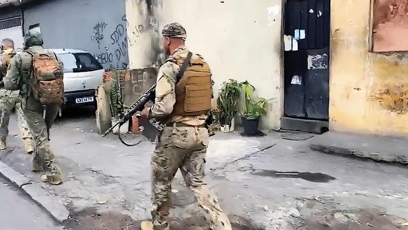 Policiais militares em operação no Complexo do Chapadão (Foto: Reprodução)