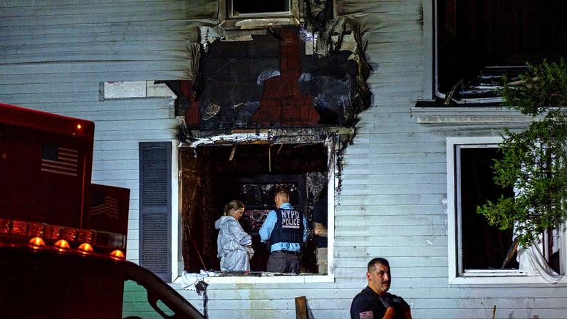Casal de idosos encontrado morto em casa incendiada; homem estava acorrentado (Foto: Reprodução)