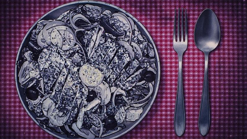 Frango assado, dourado e suculento, pronto para ser servido (Foto: Reprodução)