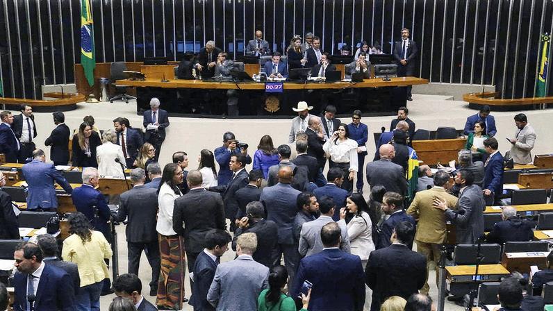 Sessão da Câmara dos Deputados aprova a PEC da Blindagem (Foto: Reprodução)